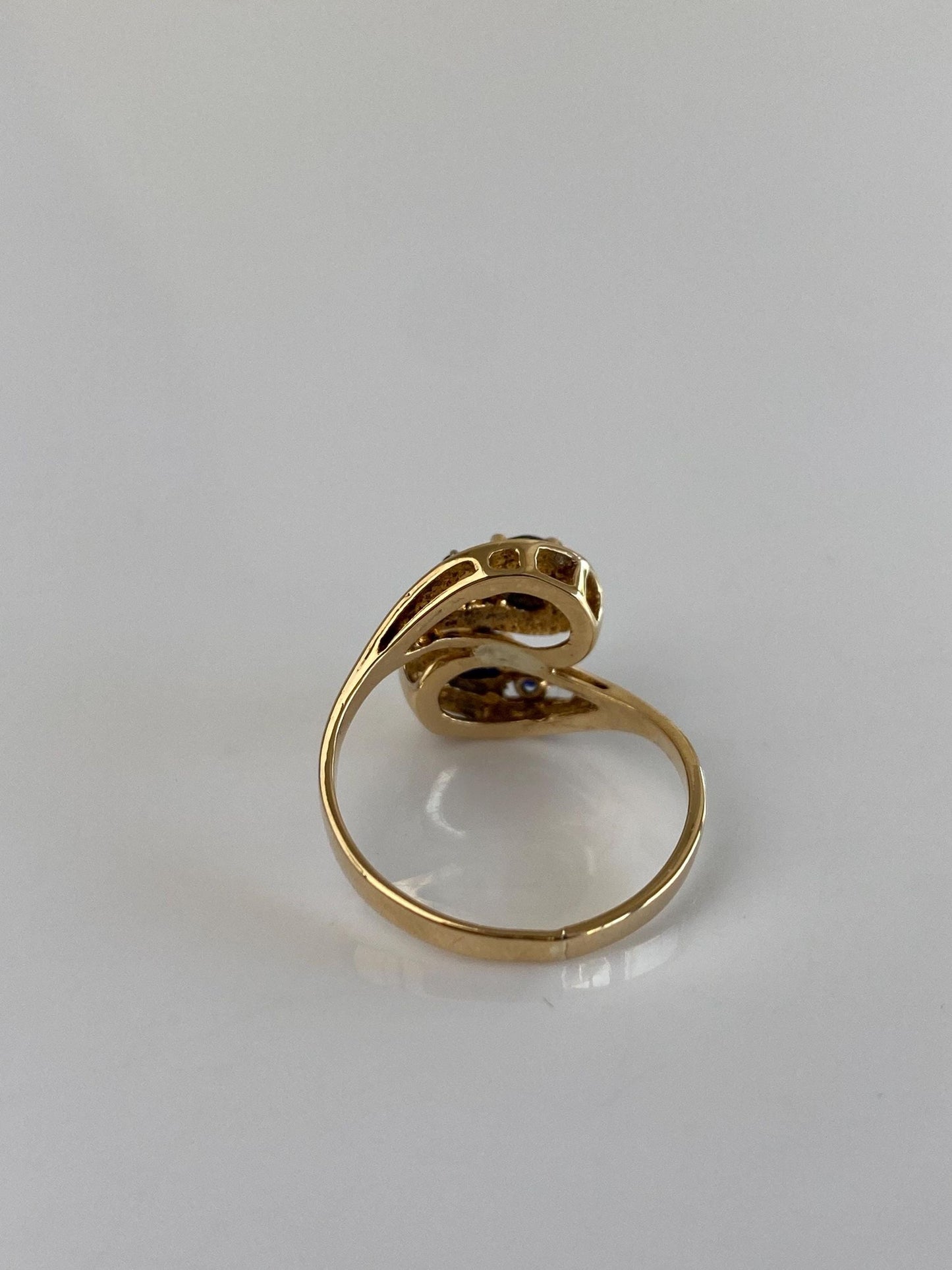 Vintage Solid 18k Yellow Gold Blue Sapphire Twist Ring - Size 5.5