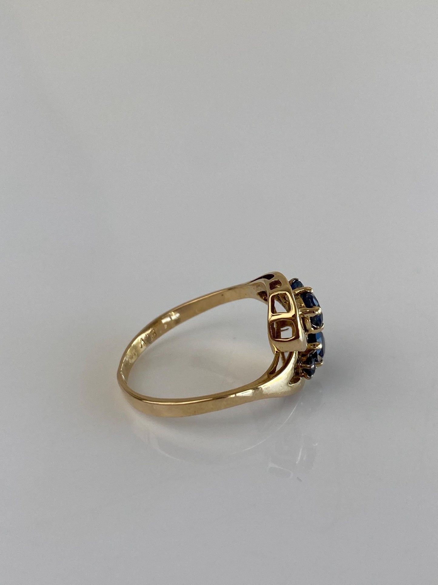 Vintage Solid 18k Yellow Gold Blue Sapphire Twist Ring - Size 5.5