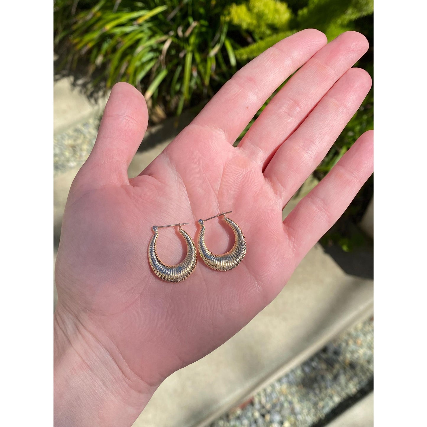 Vintage 14k Yellow Gold Scalloped Lined Hoop Earrings