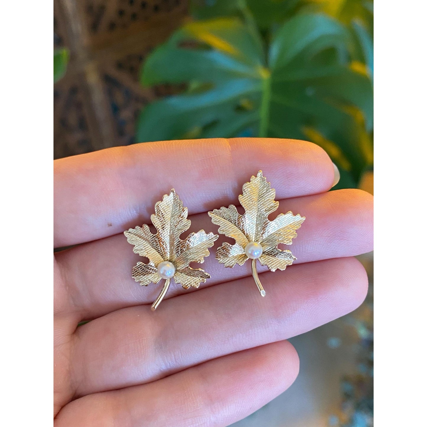 Vintage Solid 14k Yellow Gold Pearl Maple Leaf Stud Earrings