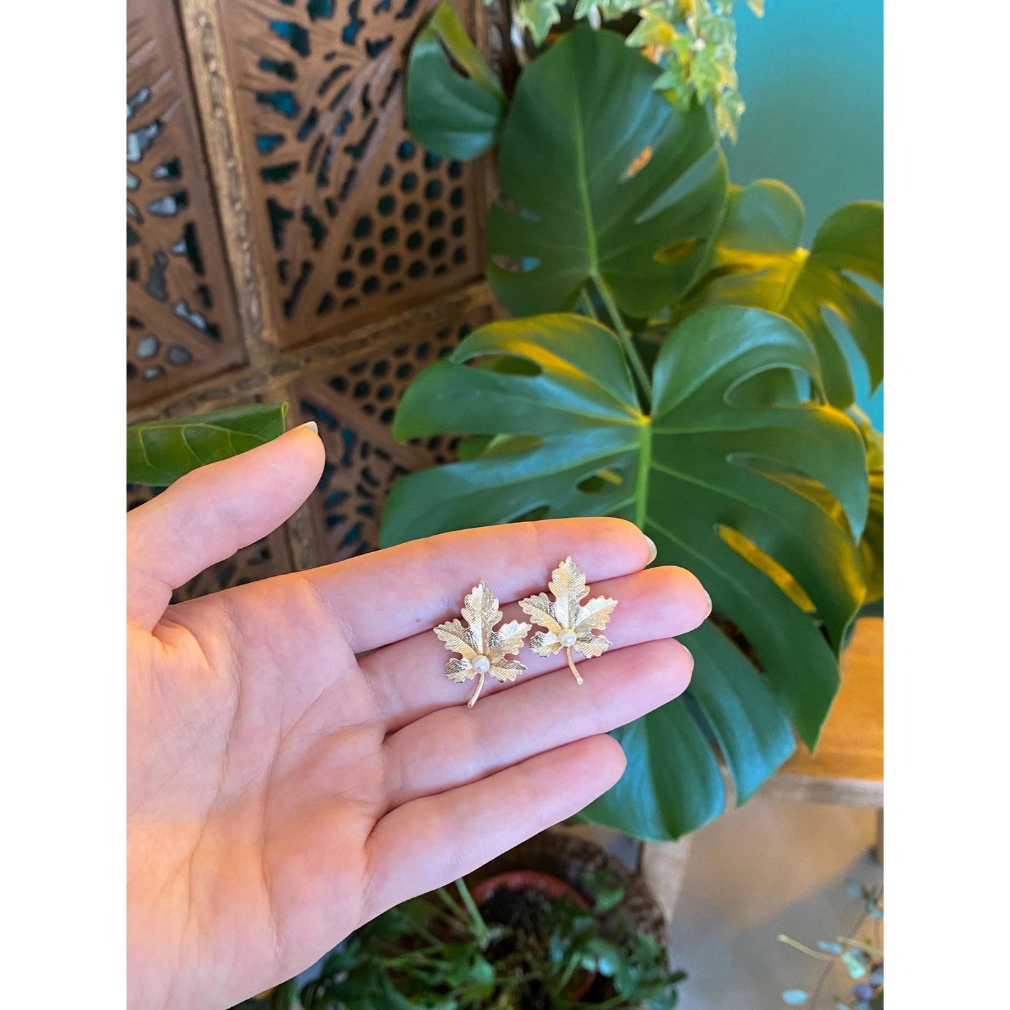 Vintage Solid 14k Yellow Gold Pearl Maple Leaf Stud Earrings