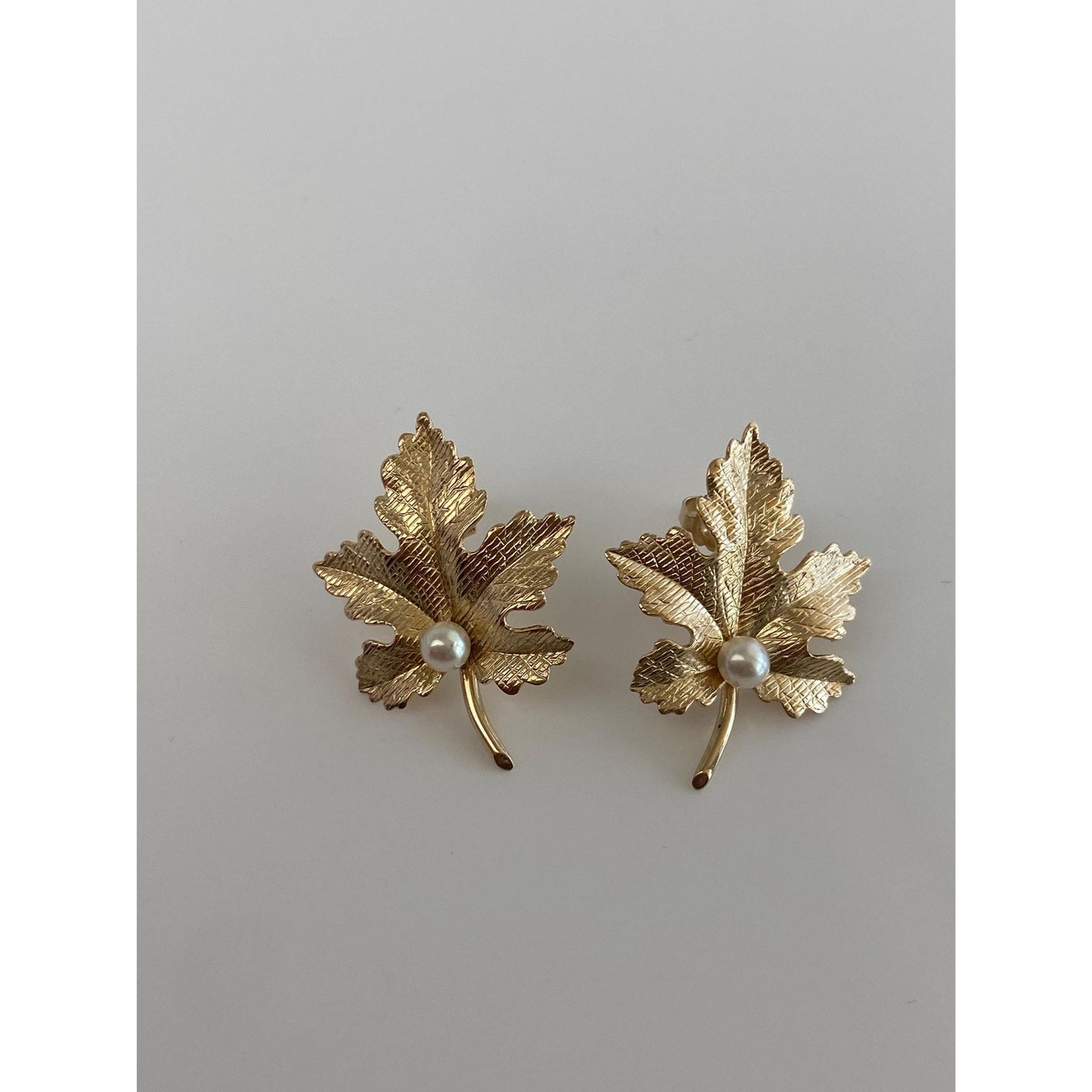Vintage Solid 14k Yellow Gold Pearl Maple Leaf Stud Earrings