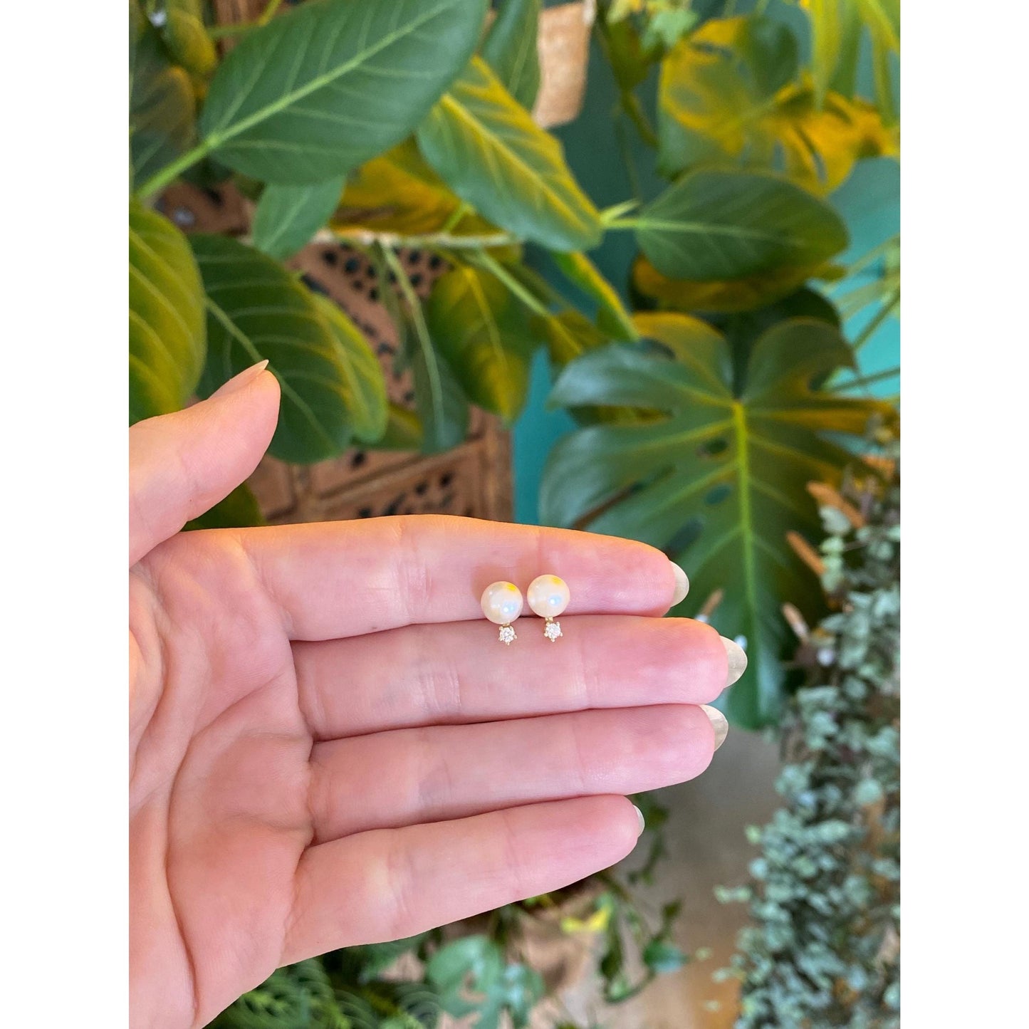 Vintage Solid 14k Yellow Gold Diamond Pearl Stud Earrings