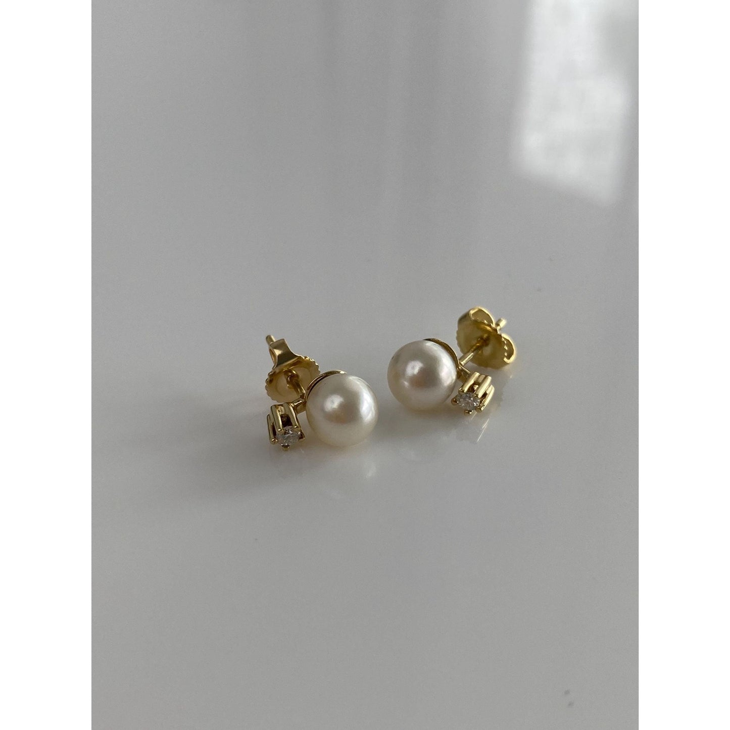 Vintage Solid 14k Yellow Gold Diamond Pearl Stud Earrings