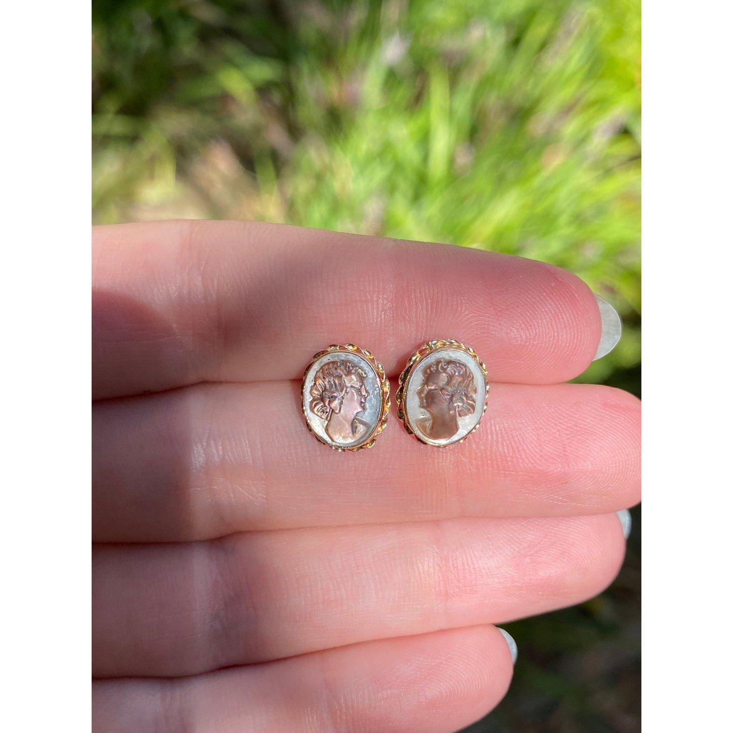 Vintage Solid 14k Yellow Gold Abalone Cameo Stud Earrings