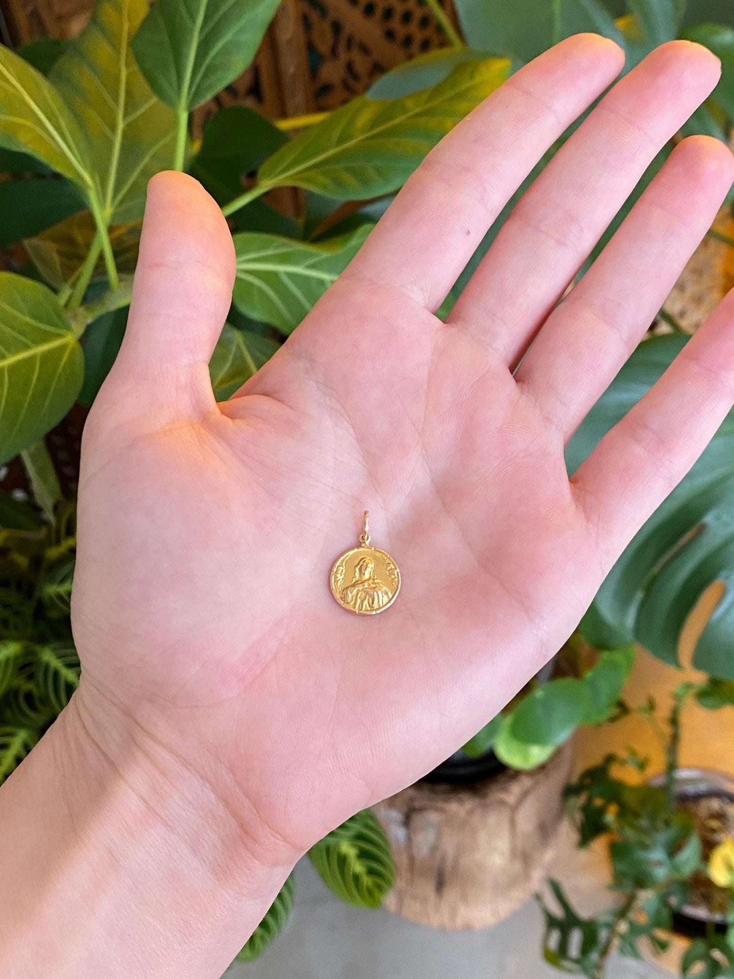 Vintage Solid 18k Yellow Gold Religious Jesus Charm
