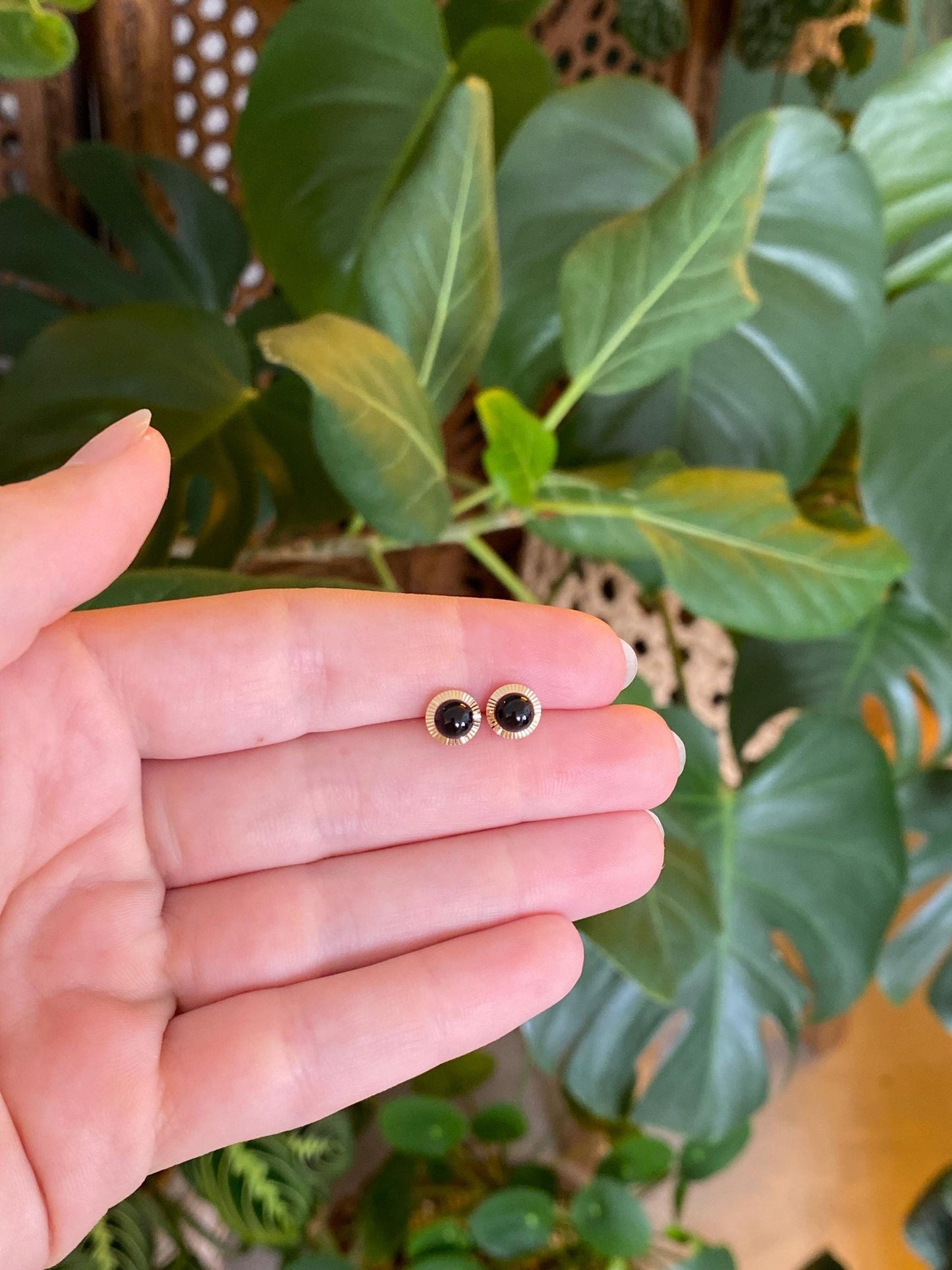 Vintage Solid 14k Yellow Gold Engine Turned Onyx Stud Earrings