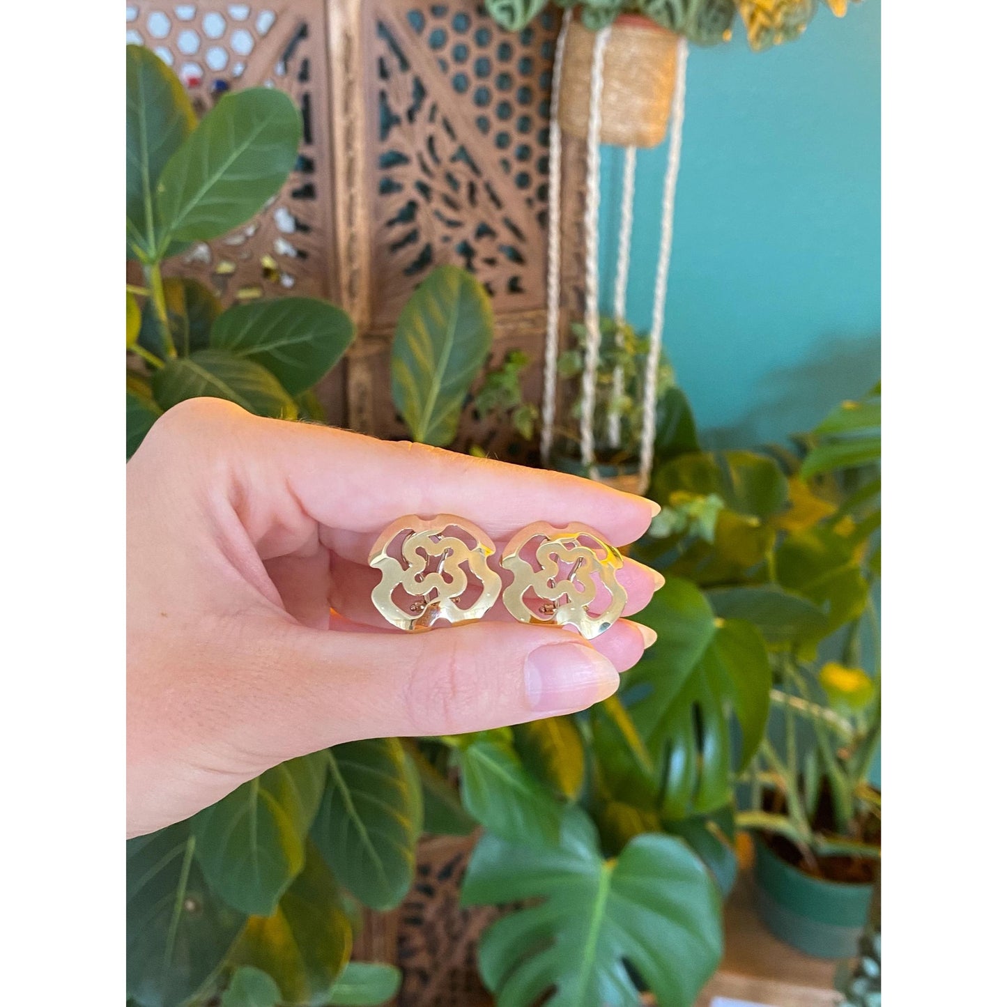 Vintage Solid 14k Yellow Gold Flower Open Work Stud Earrings