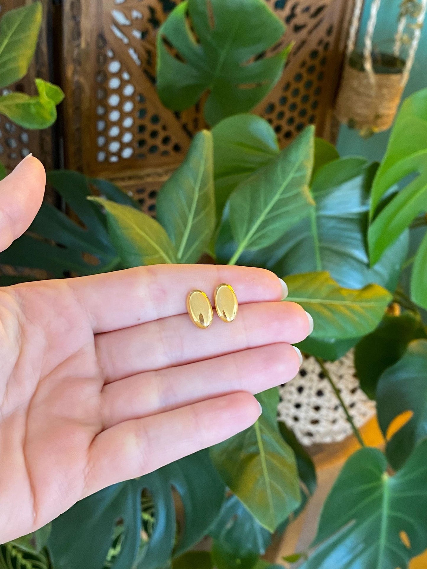 Vintage 18k Yellow Gold Domed Oval Stud Earrings