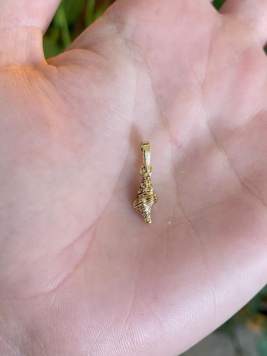 Vintage Solid 14k Yellow Gold Shell Charm