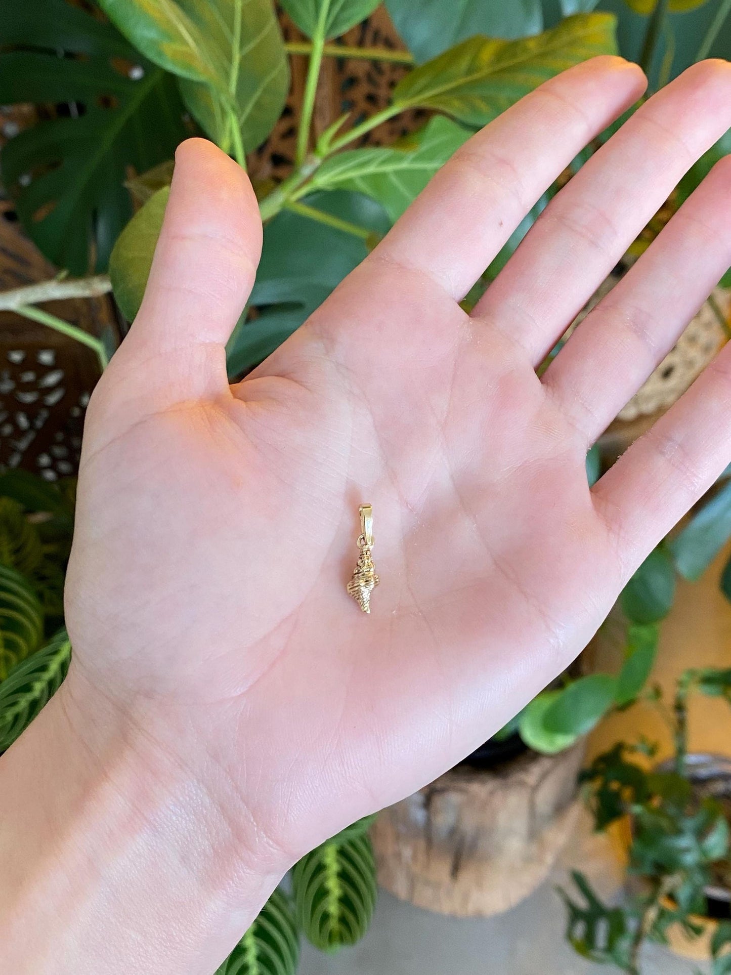 Vintage Solid 14k Yellow Gold Shell Charm