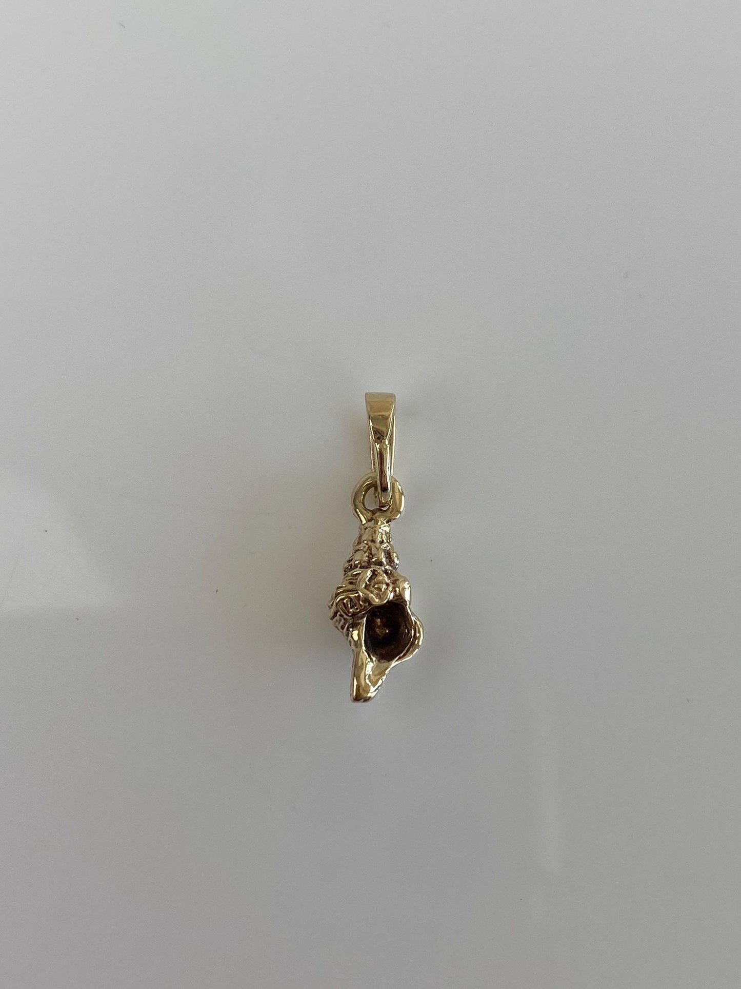 Vintage Solid 14k Yellow Gold Shell Charm