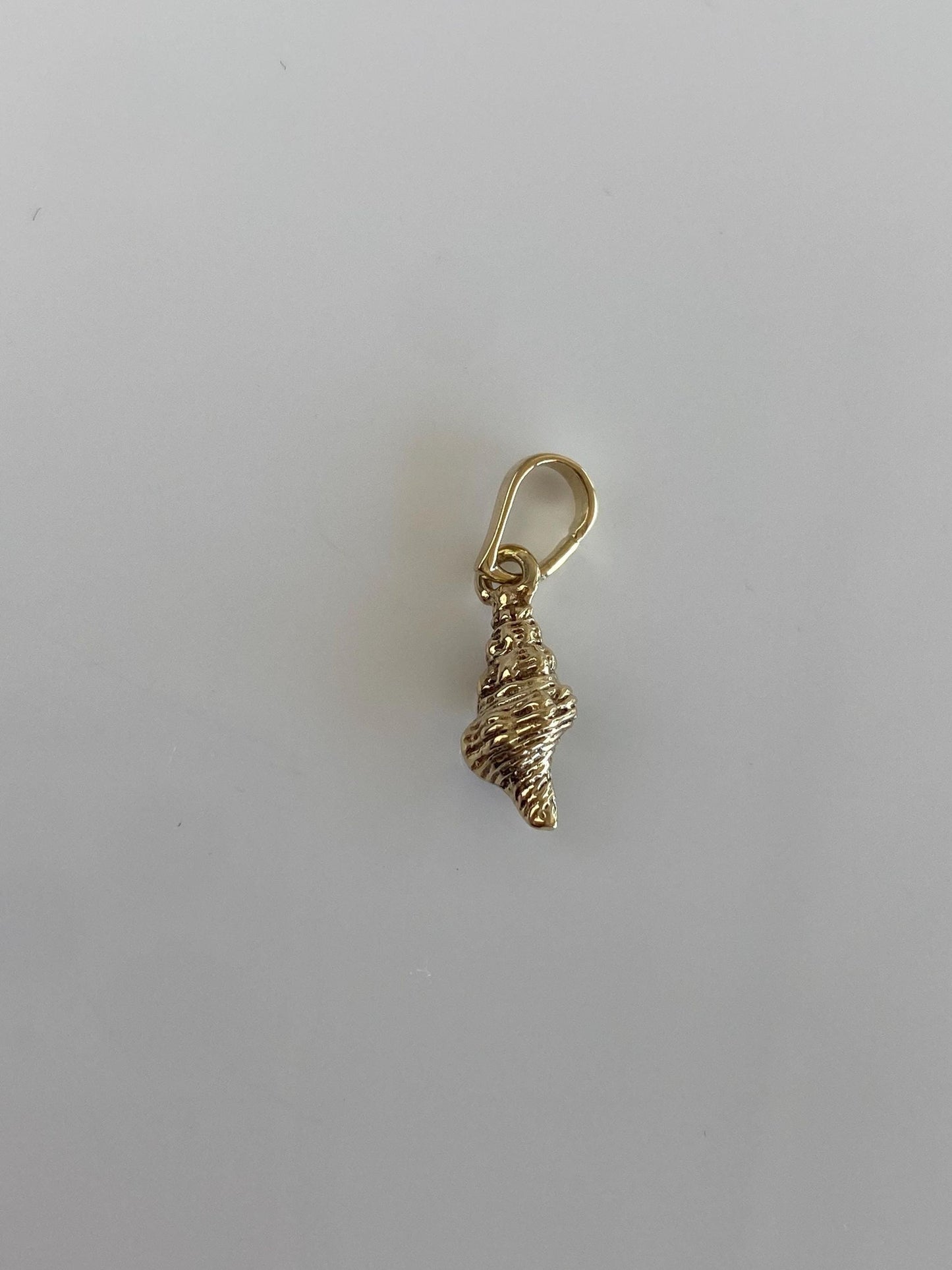 Vintage Solid 14k Yellow Gold Shell Charm