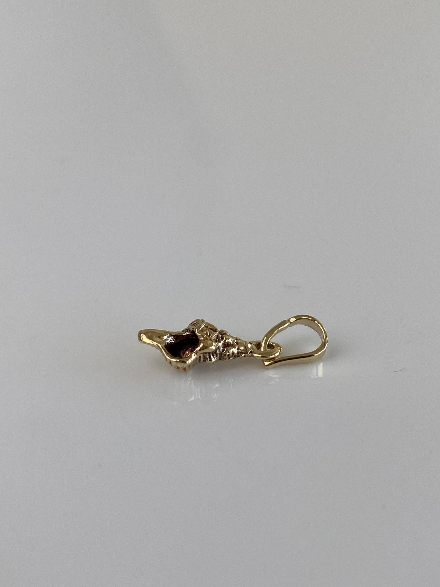 Vintage Solid 14k Yellow Gold Shell Charm