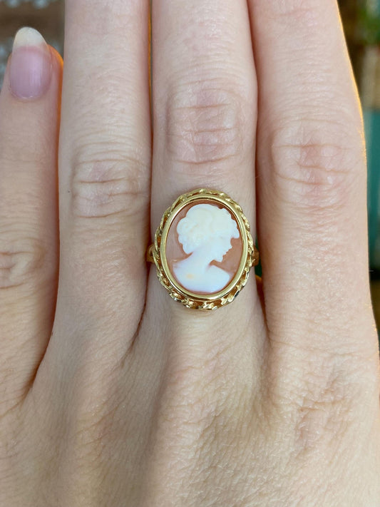 Vintage Solid 18k Yellow Gold Cameo Ring - Size 6.75