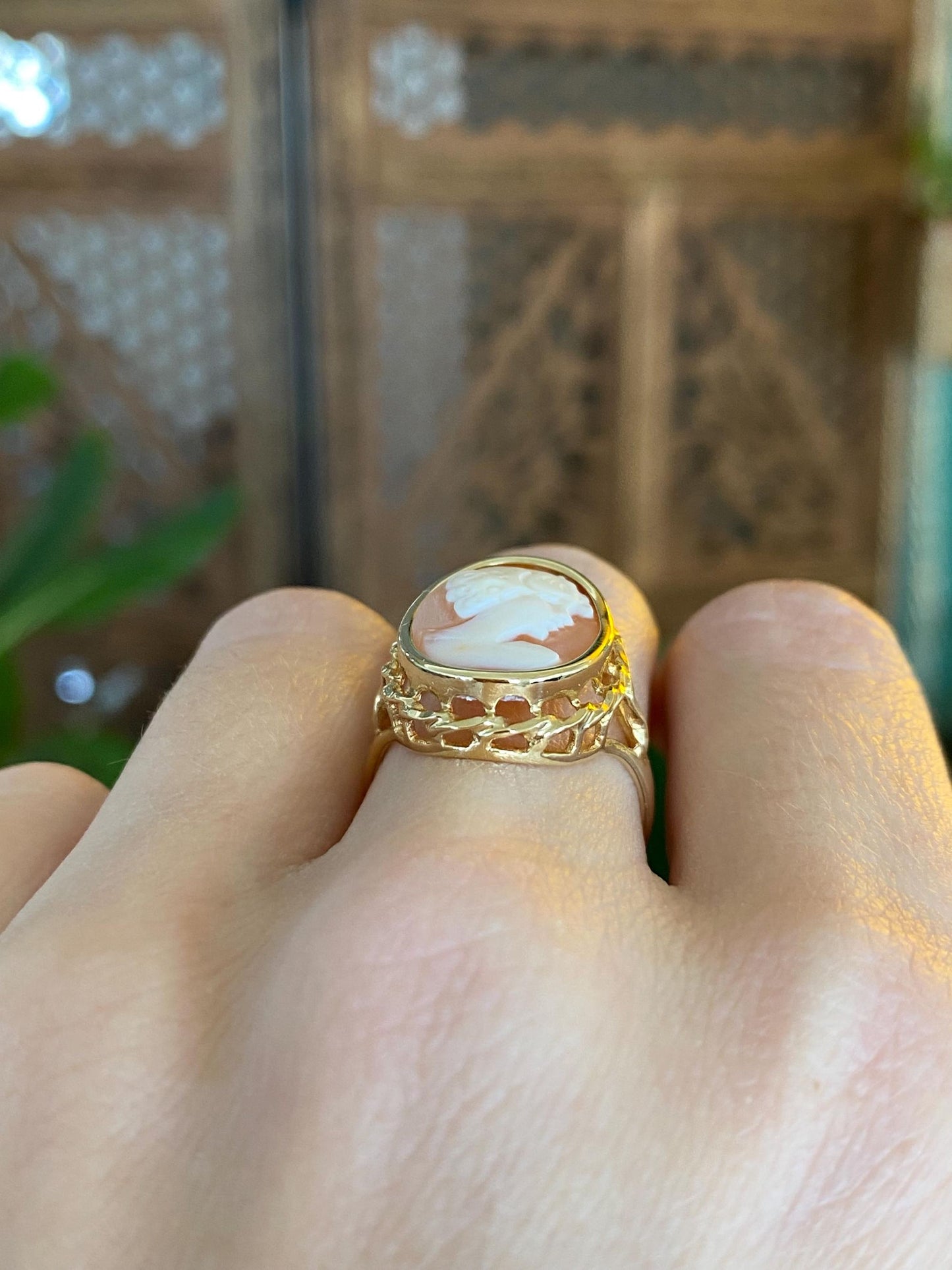 Vintage Solid 18k Yellow Gold Cameo Ring - Size 6.75