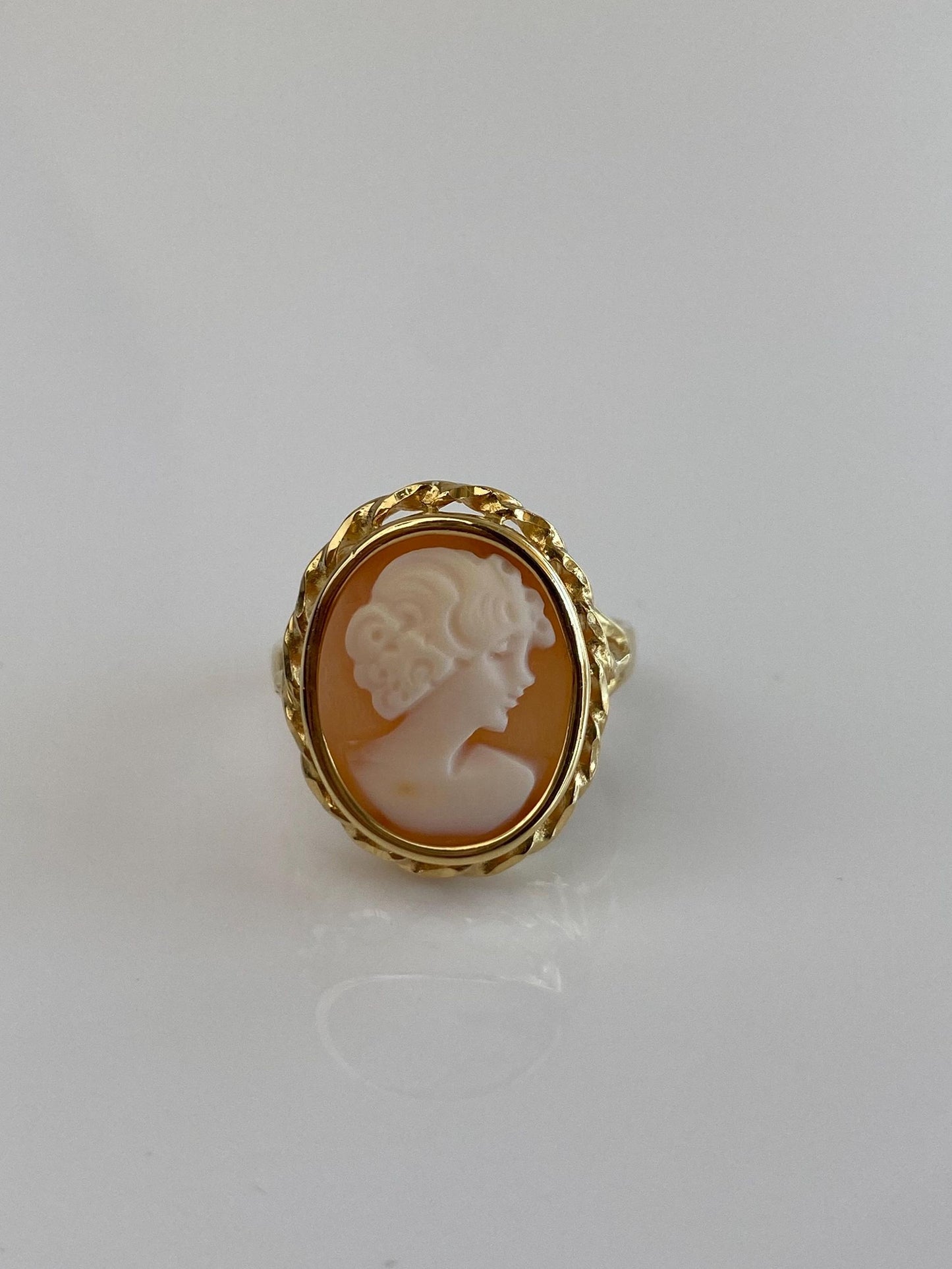 Vintage Solid 18k Yellow Gold Cameo Ring - Size 6.75