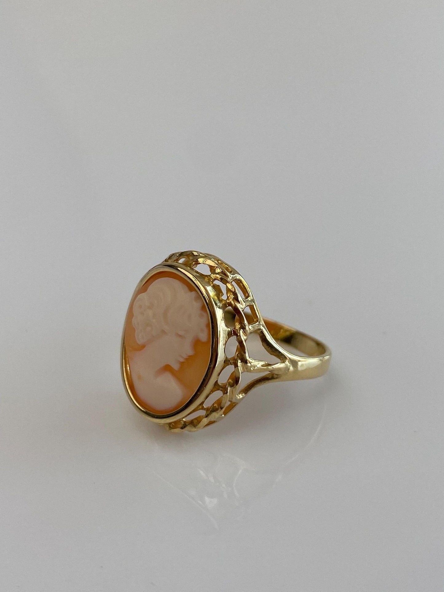 Vintage Solid 18k Yellow Gold Cameo Ring - Size 6.75