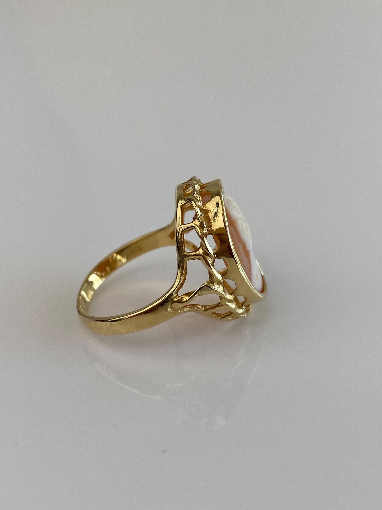Vintage Solid 18k Yellow Gold Cameo Ring - Size 6.75