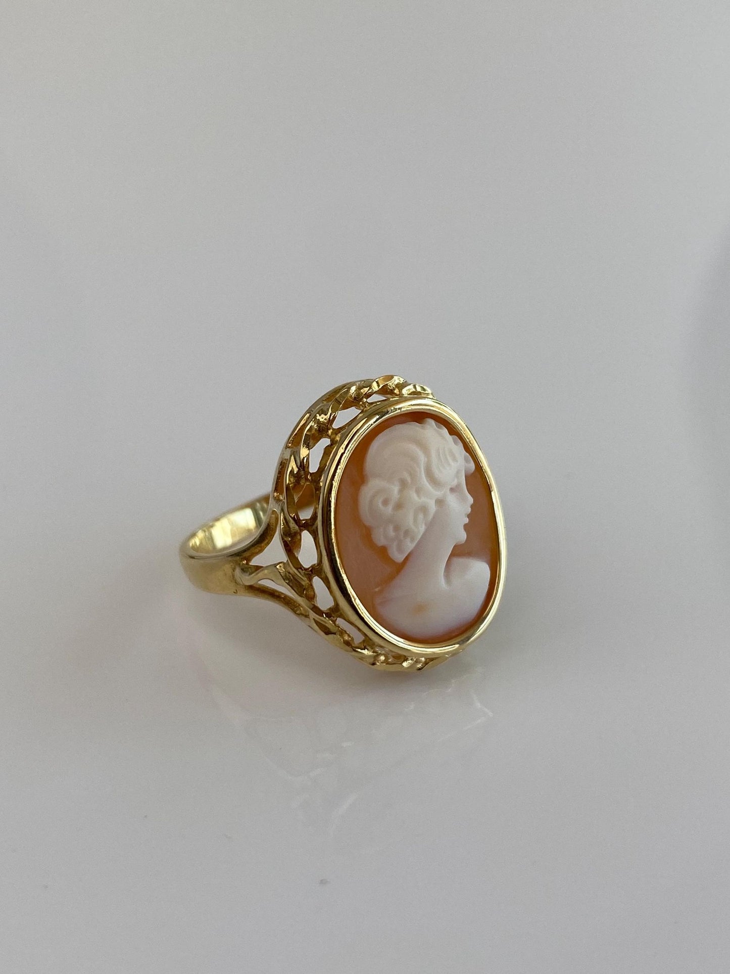 Vintage Solid 18k Yellow Gold Cameo Ring - Size 6.75