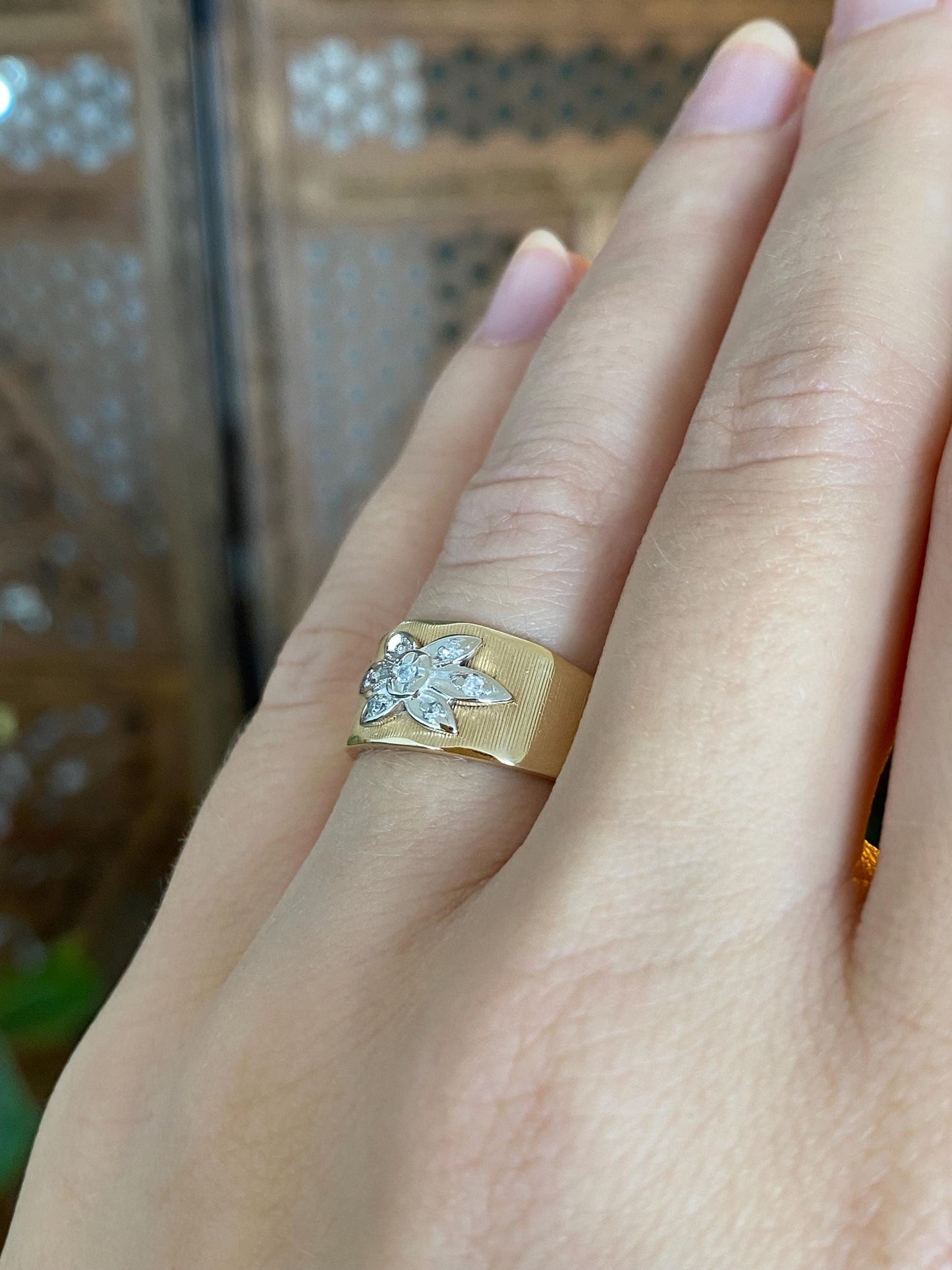Vintage Solid 14k White & Yellow Gold Diamonds Flower Design Ring Band - Size 5.75