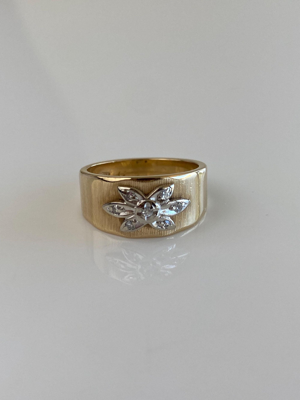 Vintage Solid 14k White & Yellow Gold Diamonds Flower Design Ring Band - Size 5.75