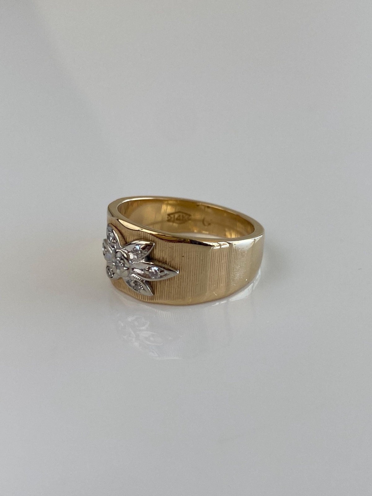 Vintage Solid 14k White & Yellow Gold Diamonds Flower Design Ring Band - Size 5.75