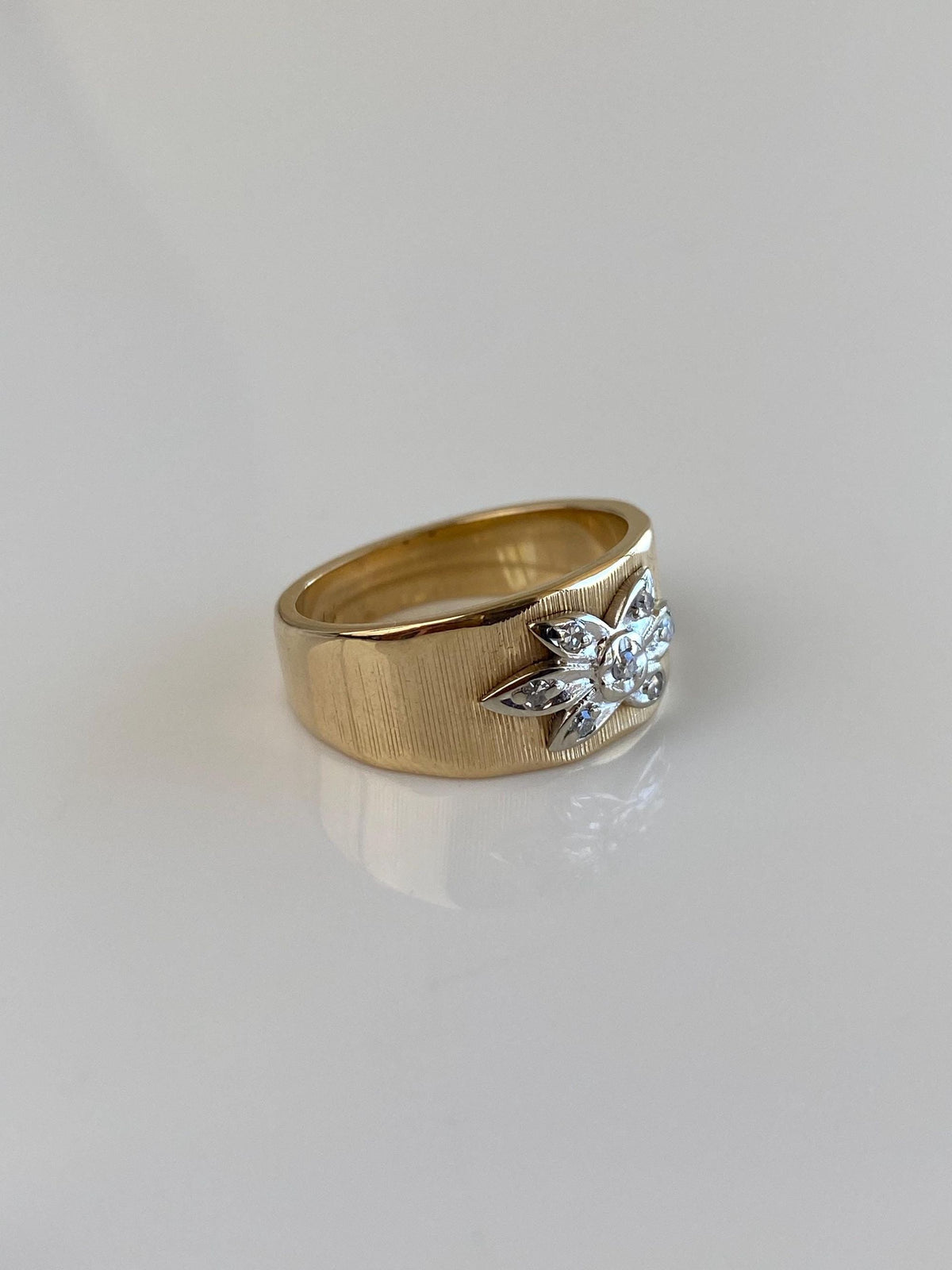 Vintage Solid 14k White & Yellow Gold Diamonds Flower Design Ring Band - Size 5.75