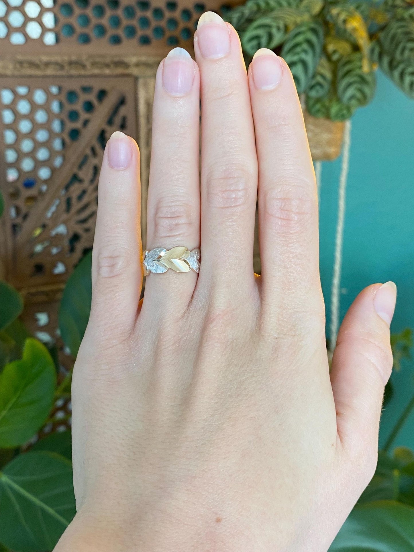 Vintage Solid 14k White & Yellow Gold Hearts Ring Band - Size 5.75