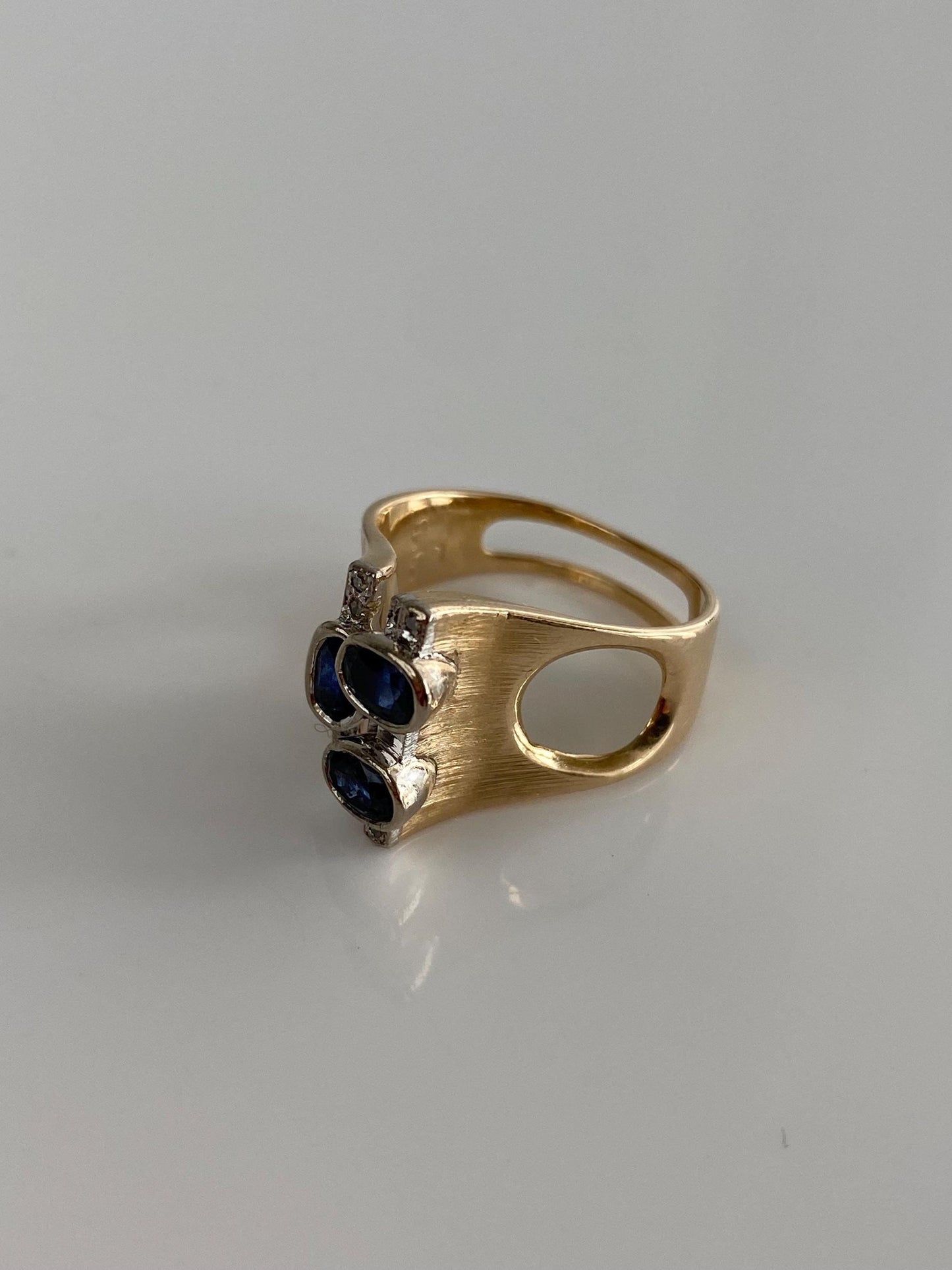 Vintage Solid 14k Yellow Gold Diamond Blue Sapphire Ring - Size 6.5