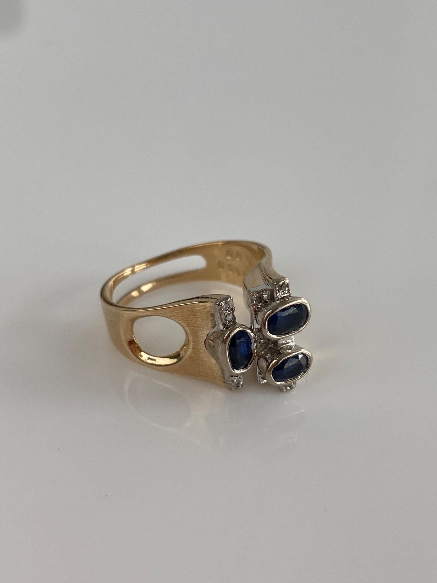 Vintage Solid 14k Yellow Gold Diamond Blue Sapphire Ring - Size 6.5