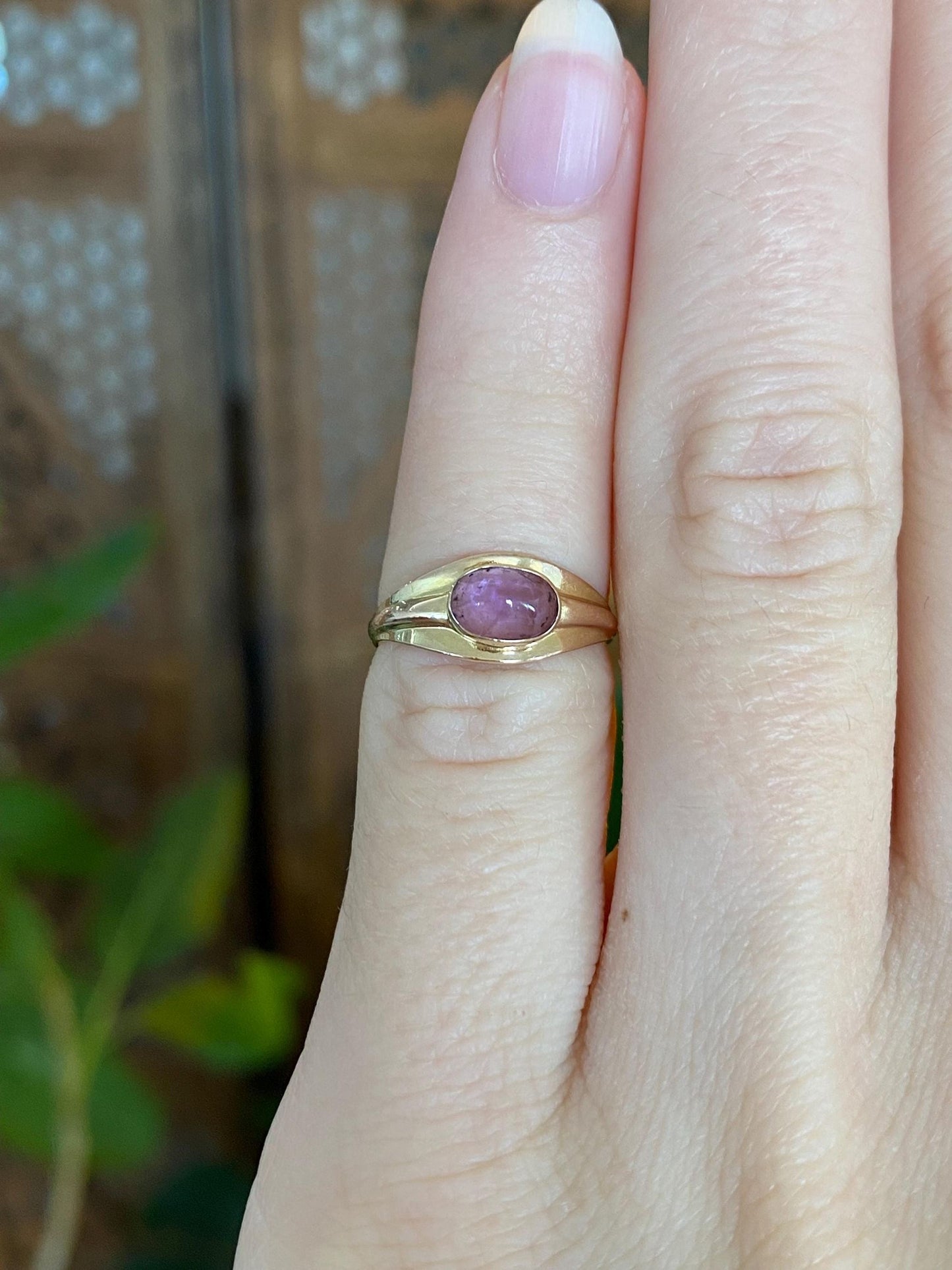 Vintage Solid 10k Yellow Gold Purple Cubic Zirconia Cabochon Signet Ring - Size 2.75