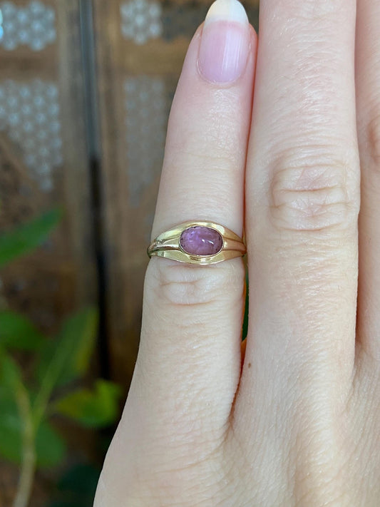 Vintage Solid 10k Yellow Gold Purple Cubic Zirconia Cabochon Signet Ring - Size 2.75