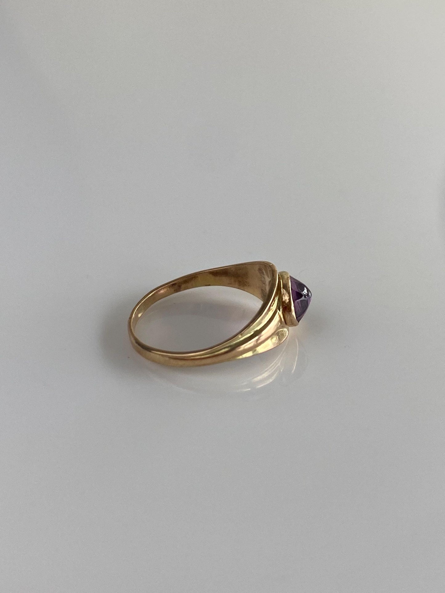 Vintage Solid 10k Yellow Gold Purple Cubic Zirconia Cabochon Signet Ring - Size 2.75