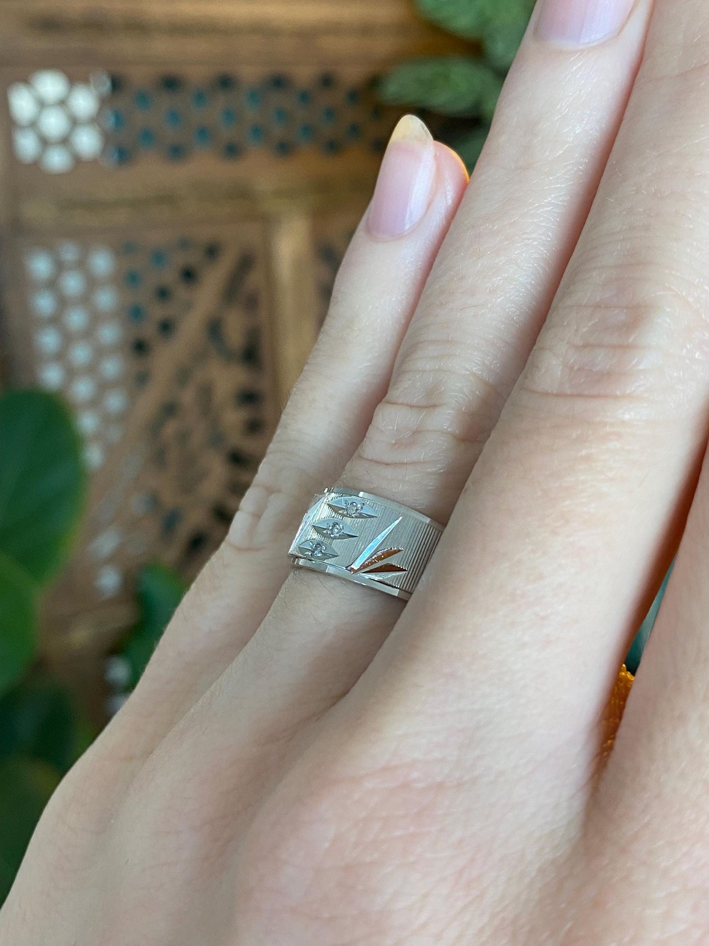 Vintage Solid 14k White Gold Diamond Diamond Cut Ring Band - Size 5.75
