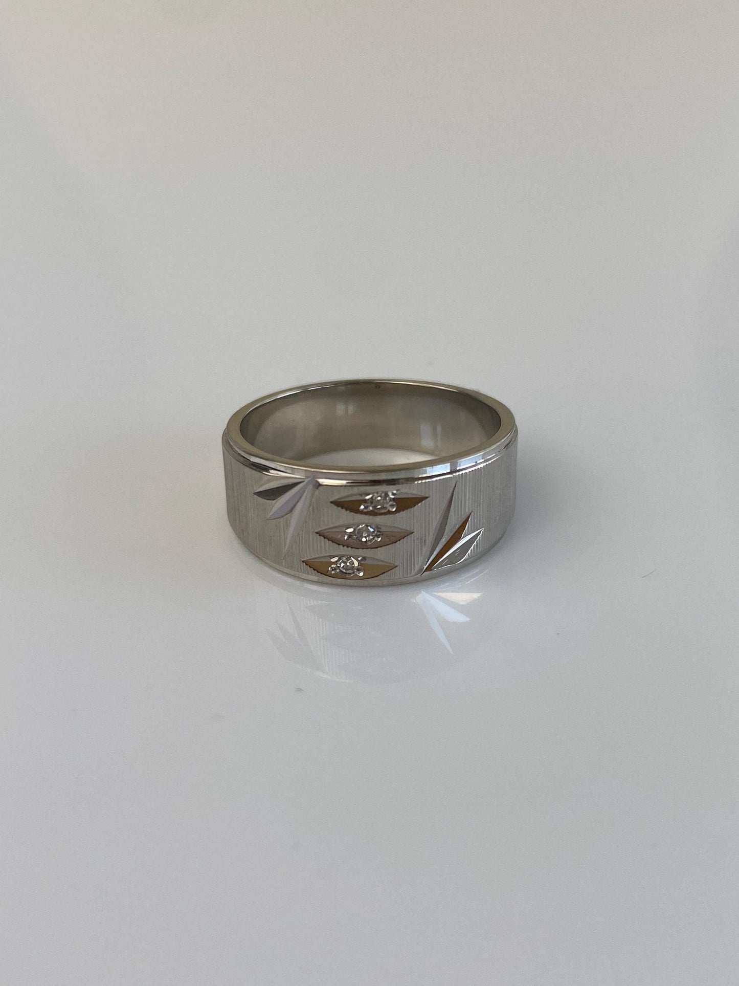 Vintage Solid 14k White Gold Diamond Diamond Cut Ring Band - Size 5.75