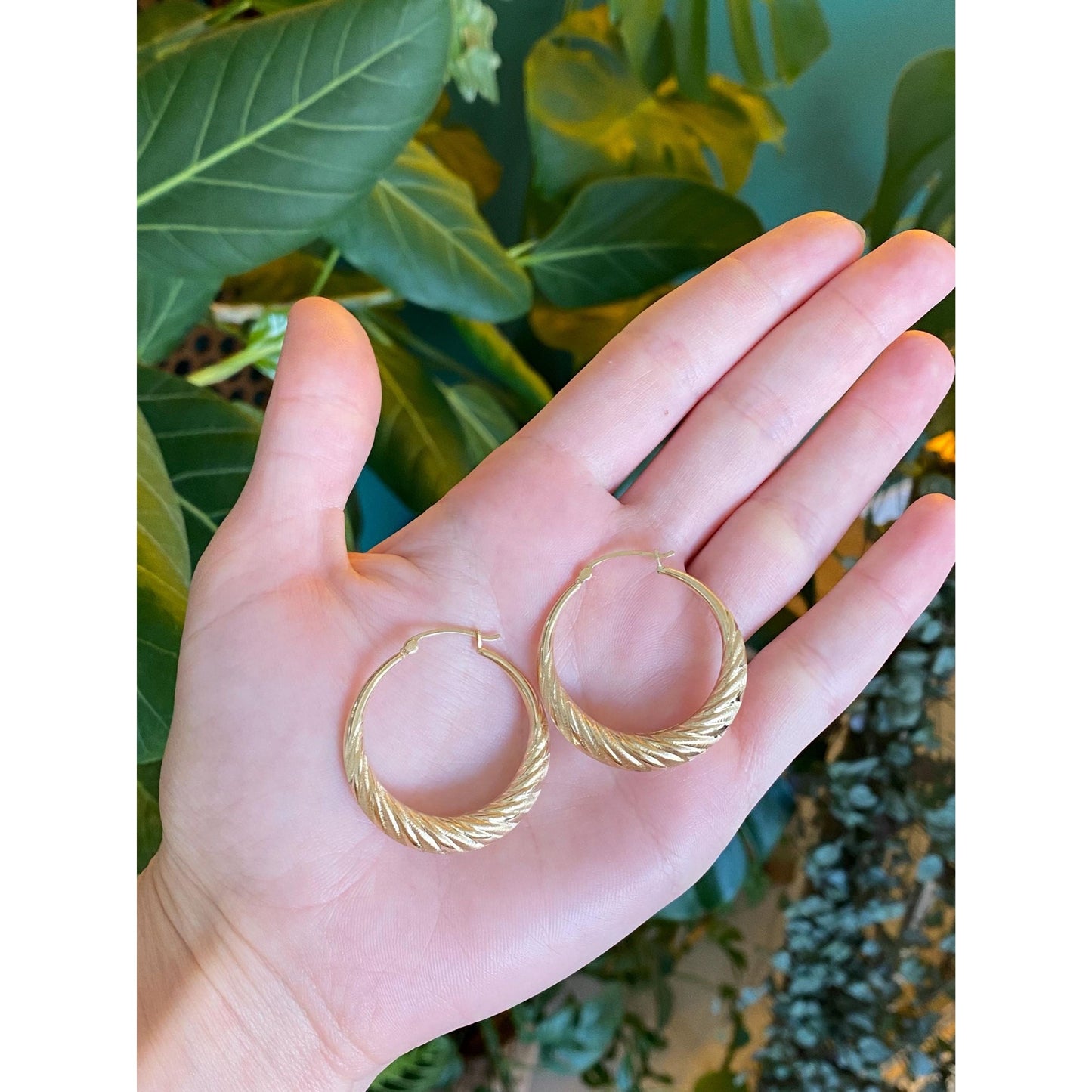 Vintage 14k Yellow Gold Scalloped Hoop Earrings