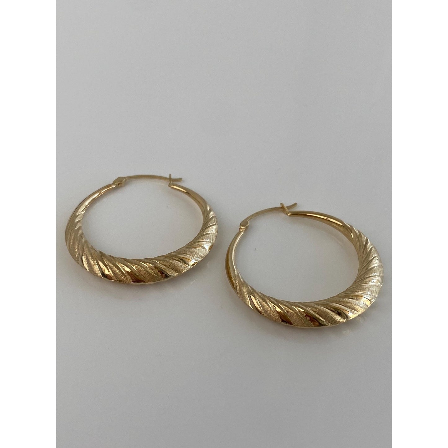 Vintage 14k Yellow Gold Scalloped Hoop Earrings