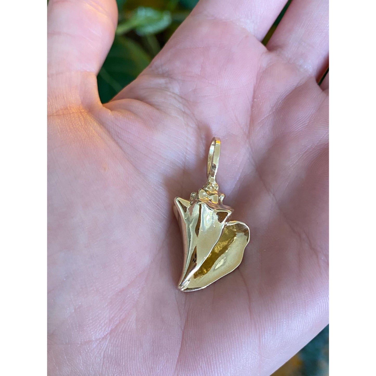 Vintage Solid 14k Yellow Gold Seashell Charm