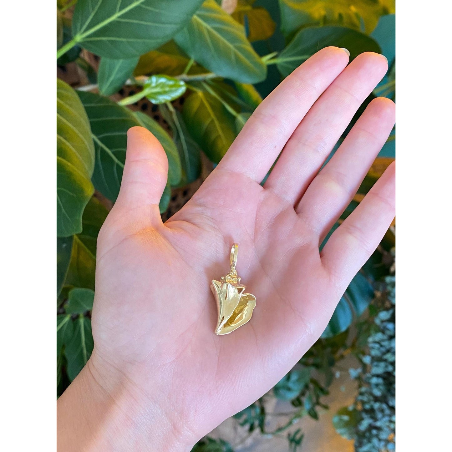 Vintage Solid 14k Yellow Gold Seashell Charm