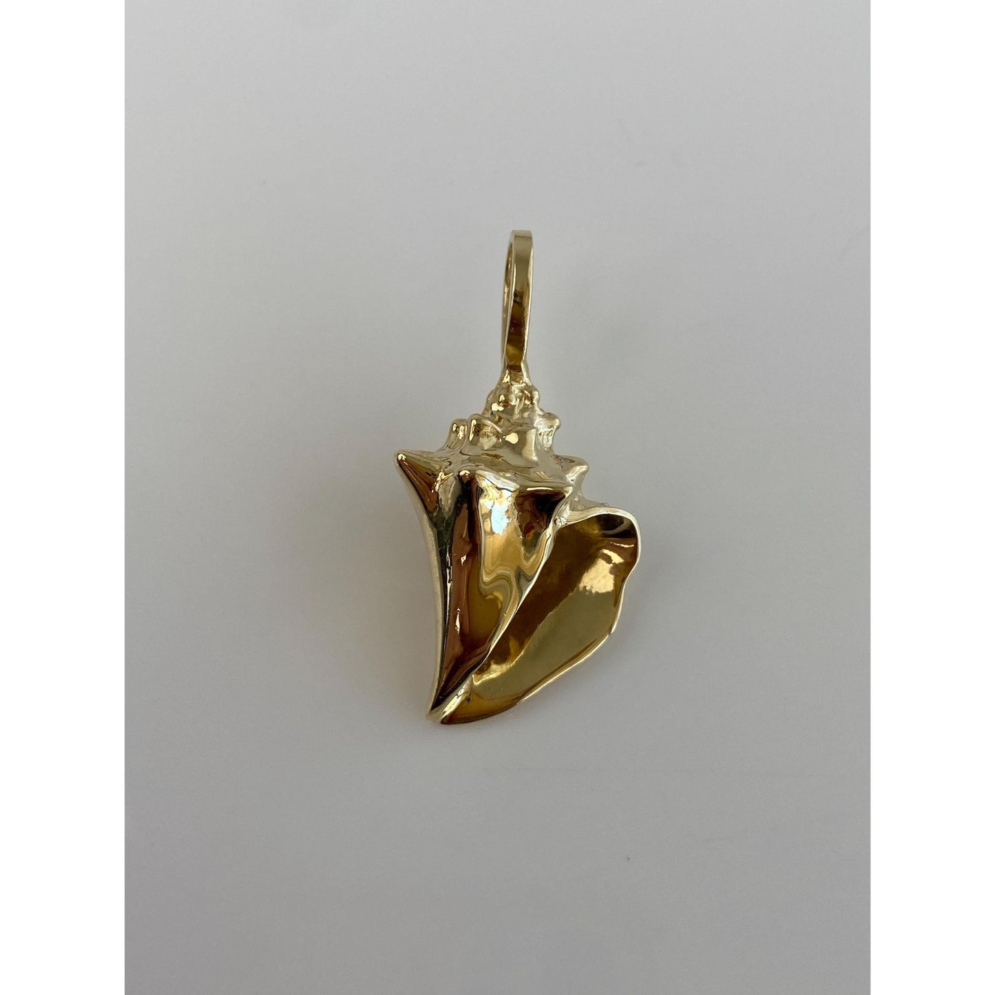 Vintage Solid 14k Yellow Gold Seashell Charm