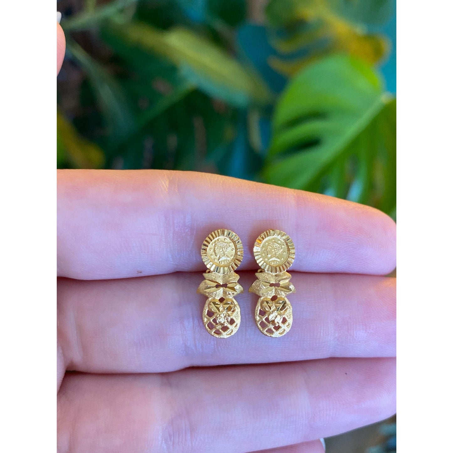 Vintage Solid 22k Yellow Gold Diamond Cut Stud Earrings