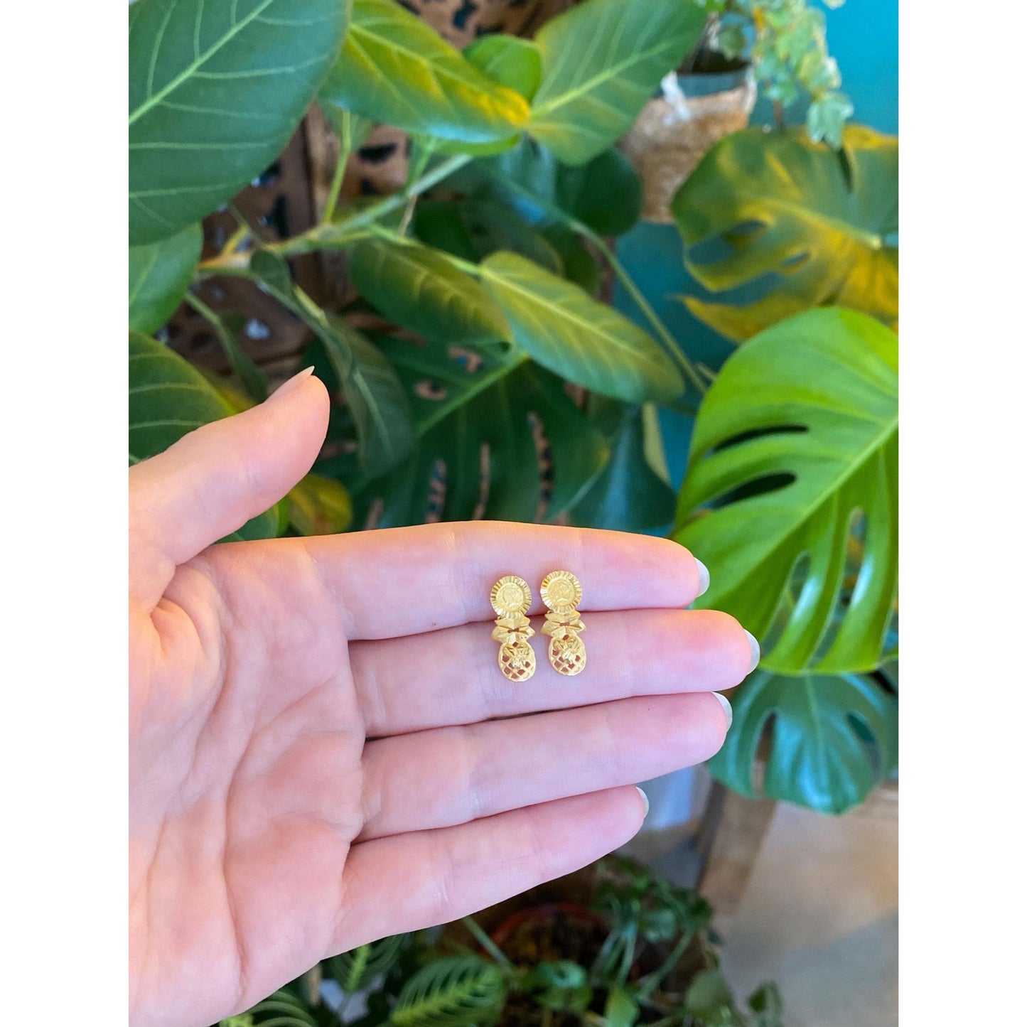 Vintage Solid 22k Yellow Gold Diamond Cut Stud Earrings