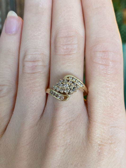 Vintage Solid 14k Yellow Gold Diamond Cluster Twist Ring - Size 8.5