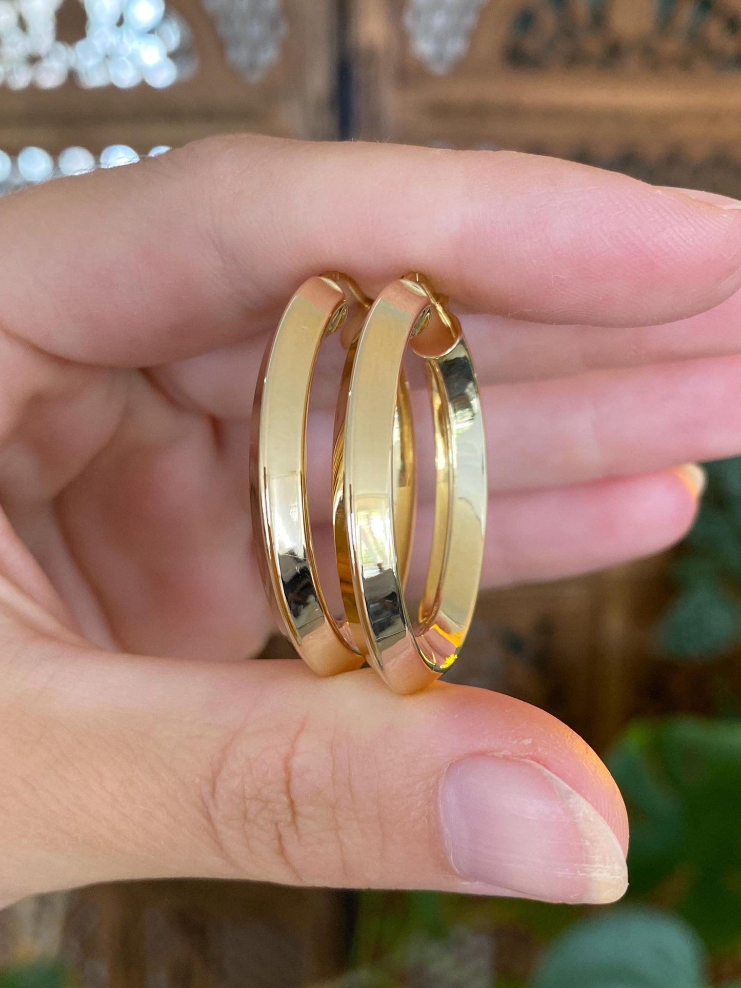 Vintage 18k Yellow Gold Beveled Oval Hoop Earrings