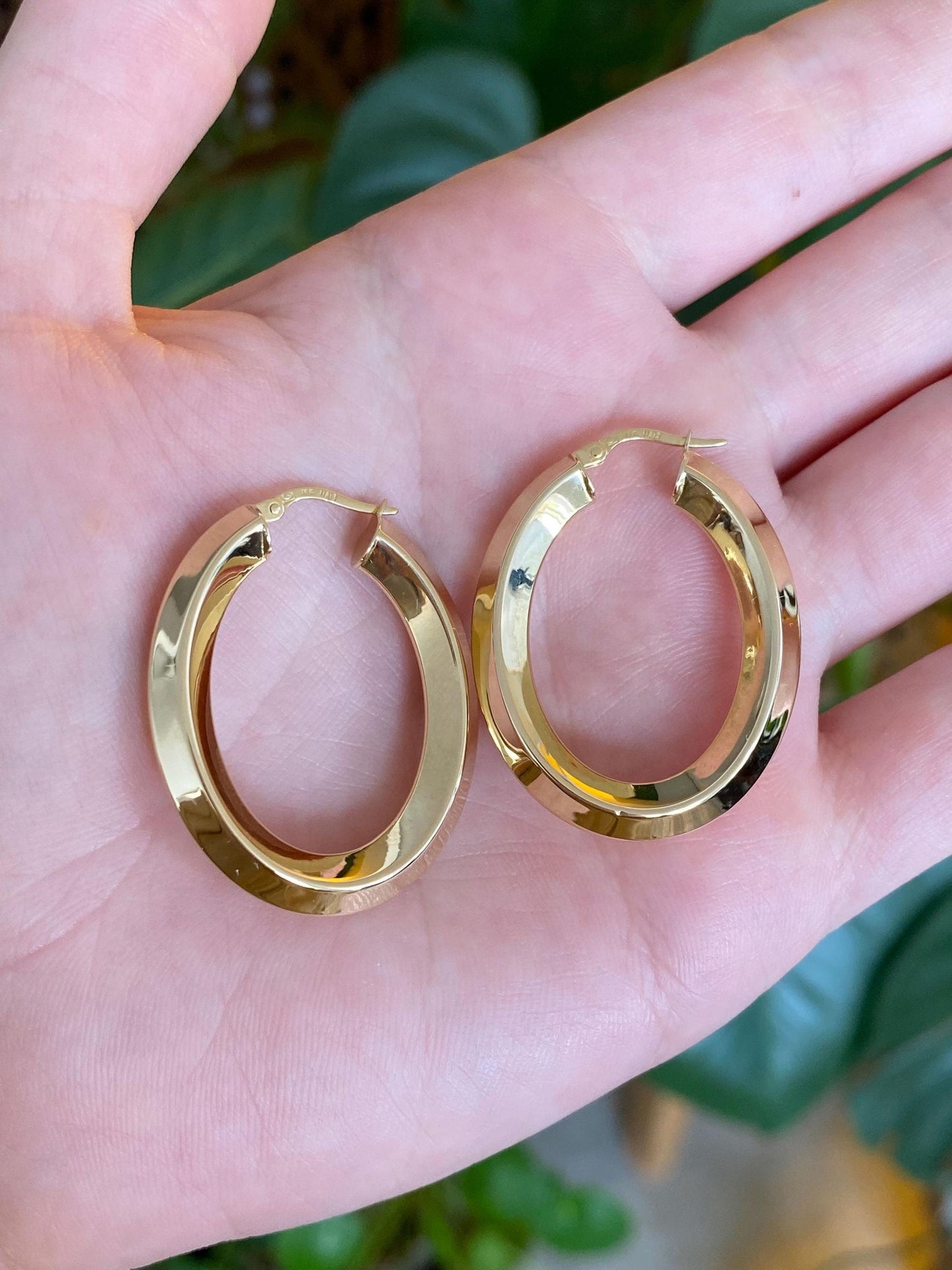 Vintage 18k Yellow Gold Beveled Oval Hoop Earrings