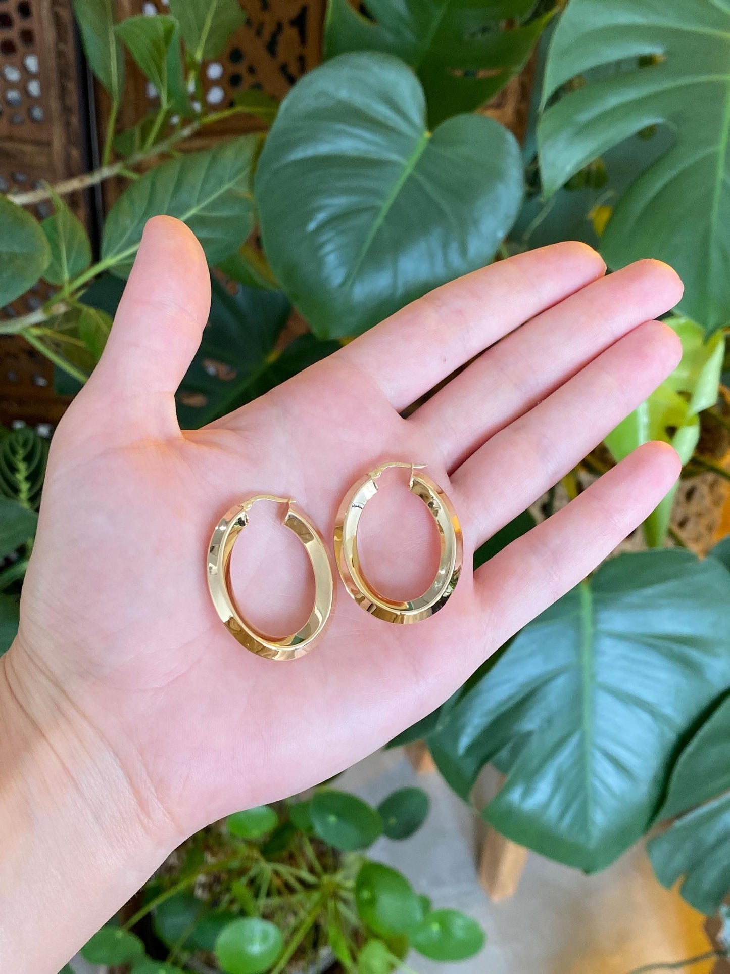Vintage 18k Yellow Gold Beveled Oval Hoop Earrings