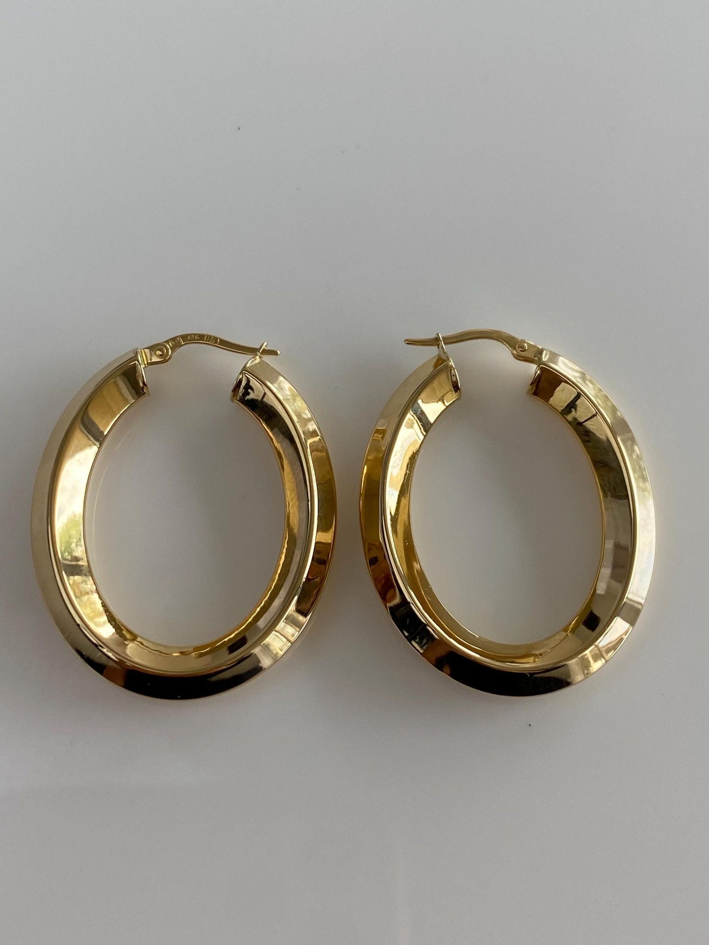 Vintage 18k Yellow Gold Beveled Oval Hoop Earrings