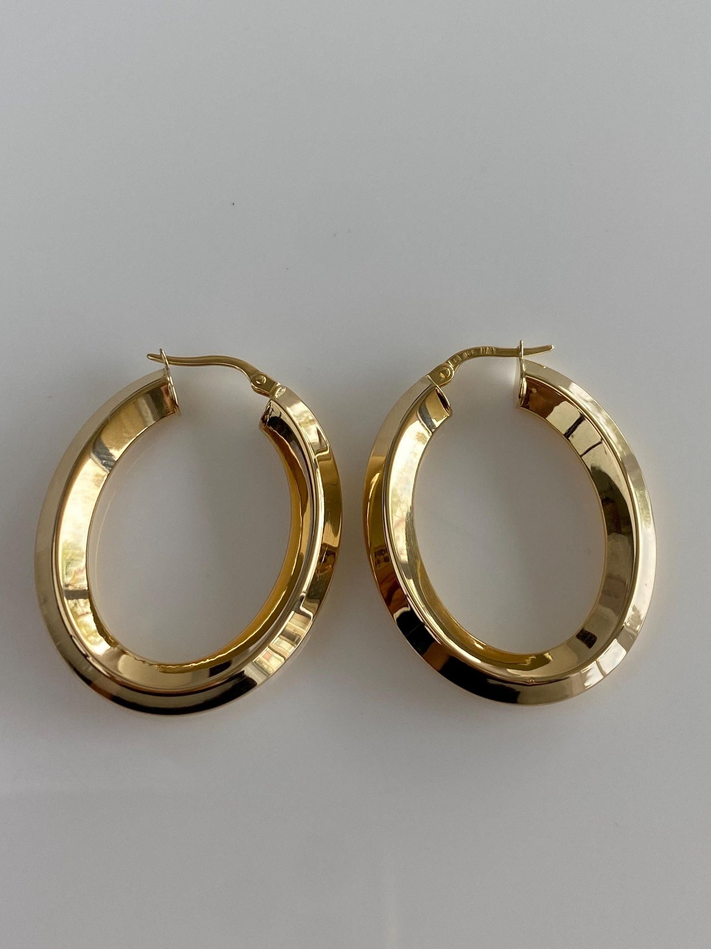 Vintage 18k Yellow Gold Beveled Oval Hoop Earrings