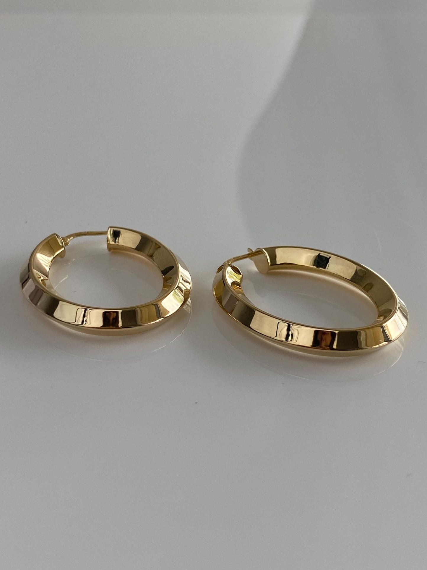 Vintage 18k Yellow Gold Beveled Oval Hoop Earrings